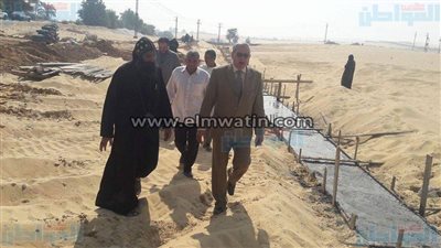 بالصور.. رئيس مدينة ملوي بالمنيا يتابع أعمال إنشاء سور دير 