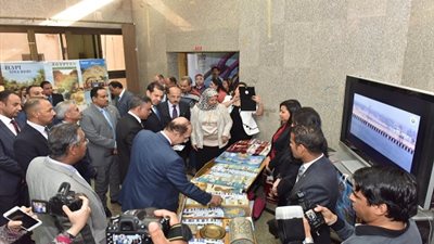محافظ أسيوط ورئيس جامعتها يشهدان افتتاح معرض طبي ثقافي