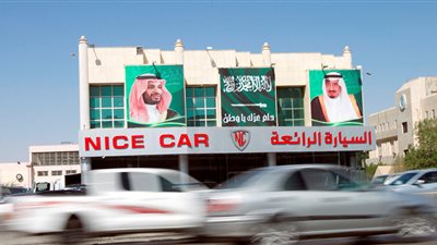 شاهد.. كيف تعرضت صور ولي العهد السعودي للحريق في طرابلس اللبنانية