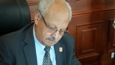 بالصور.. رئيس الجامعة البريطانية يوقع استمارة 