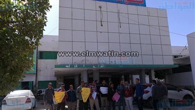 بالصور.. وقفة احتجاجية لمعلمي الوادي الجديد بعد نقلهم للفرافرة