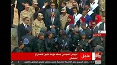 السيسي يداعب عمال مزرعة غليون: 