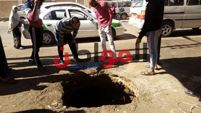 هبوط أرضي يتسبب في سقوط سيارة.. ومجلس مدينة الخارجة 