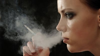 للفتيات فقط.. تدخين الام الحامل يعرض الطفلة لخطر البولغ المبكر 