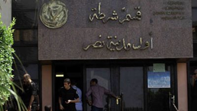 التحقيق مع شاب طعن ضابط شرطة بسبب أولوية المرور في مدينة نصر