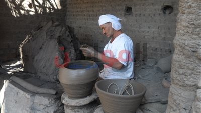 بالفيديو.. صناعات الفخار في مهب الريح.. توارثتها الآباء ورفضها الأبناء في سوهاج