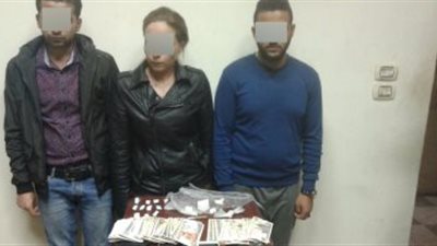 ضبط 3 أشخاص يدخنون الحشيش في الشارع بمنطقة الدرب الأحمر