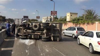 كثافات مرورية أعلى الطريق الدائري بسبب انقلاب سيارة نقل 