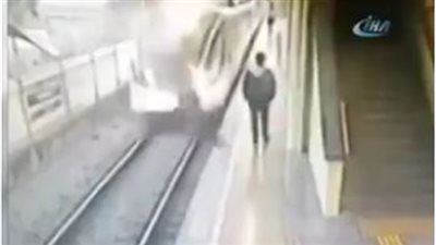 بالفيديو.. شاب ينتحر أمام قطار سريع في حادث مروع