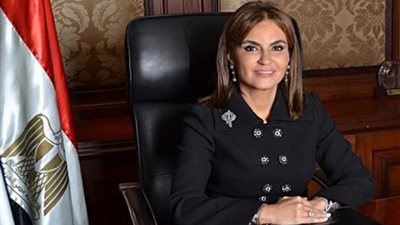 سحر نصر ونظيرتها السويسرية تكرمان جمعية رجال الأعمال 