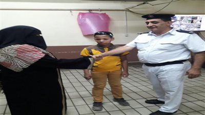 شرطة مترو الأنفاق تعيد طفل عُثر عليه على رصيف محطة إلى زوية