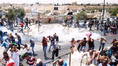 الاحتلال اﻹسرائيلي يقمع المصلين في 