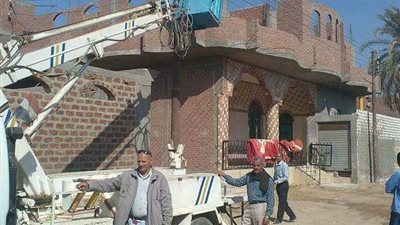 بالصور.. تركيب 200 لمبة إنارة في شوارع دار السلام بسوهاج 