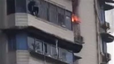بالفيديو.. شاب يقفز من ناطحة سحاب للهرب من الموت محترقًا