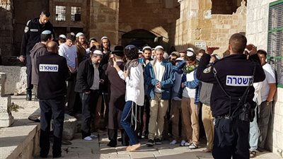 بالفيديو.. المنظمات اليهودية تنتهك حرمة المقابر وتقيم شعائر التلمود بالأقصى