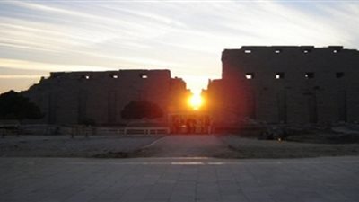 شاهد.. الشمس تشرق فى الكرنك وقصر قارون تزامنا مع 