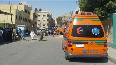 انقلاب سيارة إسعاف أثناء تفاديها 