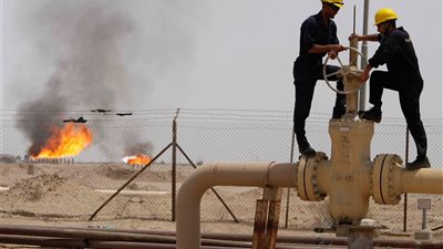 النفط يتراجع متأثرًا بانخفاض مخزون الخام الأمريكي