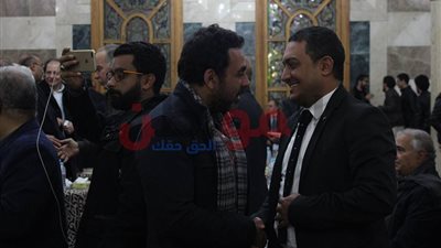 بالصور.. يوسف الحسيني في عزاء شقيقة خالد يوسف