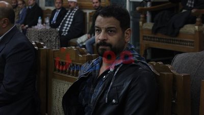 بالصور.. أشرف مصيلحي يقدم واجب العزاء في شقيقة خالد يوسف