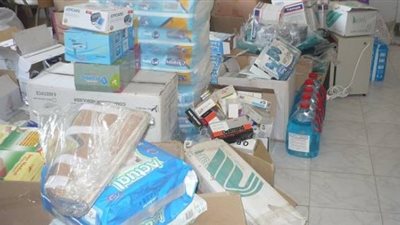 ضبط صاحب مخزن مستلزمات طبية مجهولة المصدر بالسيدة