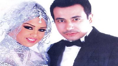 شاهد بالصور.. زوجة محمد نجاتي بعد خلع الحجاب بفستان قصير