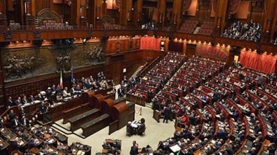 الرئيس الإيطالي يحل البرلمان