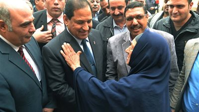 إنشاء موقف سيارات فى قرية 