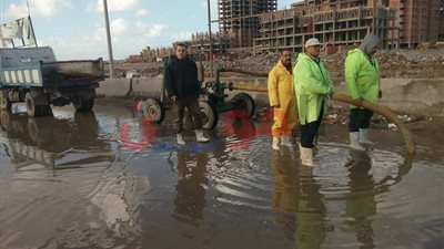 بالصور.. تصريف وشفط تجمعات مياه الأمطار غرب الإسكندرية