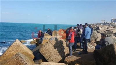 صور| مواطنون ينتظرون خروج جثمان 