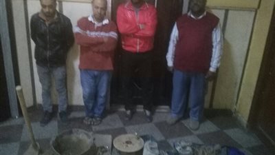 القبض على 4 أشخاص أثناء تنقيبهم عن الآثار بالدرب الأحمر