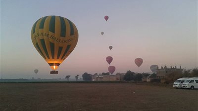 سماء الأقصر تتزين بـ12 بالون طائر