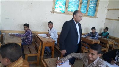صور| وكيل تعليم سوهاج يتفقد امتحانات الشهادة الإعدادية في البلينا