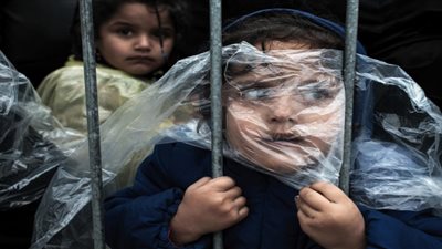 الصليب الأحمر: عشرات الآلاف من السوريين عالقون على حدود الأردن
