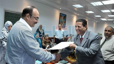بالصور.. محافظ القليوبية يكرم الموظفين المحالين إلي المعاش