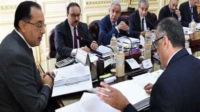 الحكومة: إزالة القيود على المعاملات الرأسمالية وخفض معدلات البطالة