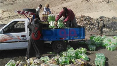صور| إعدام 7560 عبوة عصير فاسدة في طما