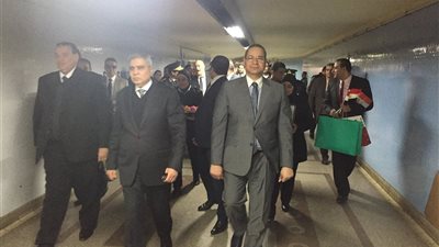 صور| الأمن يوزع الورد علي المواطنين في الاحتفال بأعياد الشرطة الـ66 
