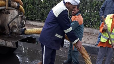 فيديو| بعد هطول الأمطار.. عمال النظافة ينقذون شوارع القاهرة