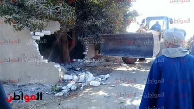 بالصور.. إزالة مبنى مخالف على إحدى الترع في سوهاج