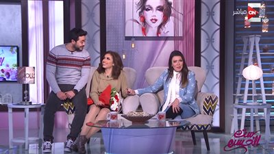 فيديو| زوج ريم أحمد يفاجئها ببوكيه ورد على الهواء
