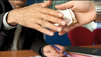 أمين شرطة بميناء القاهرة يرفض رشوة من راكب لتهريب أدوية
