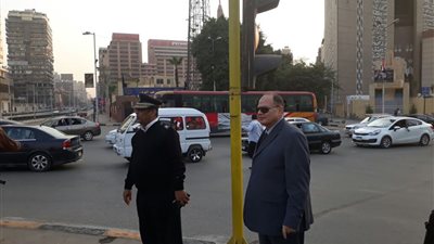 صور| مدير أمن الجيزة يقود حملة لتسيير حركة المرور بالشارع