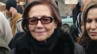 فيديو| لحظة صعود المناضلة جميلة بوحيرد  بمهرجان أسوان الدولي لسينما المرأة