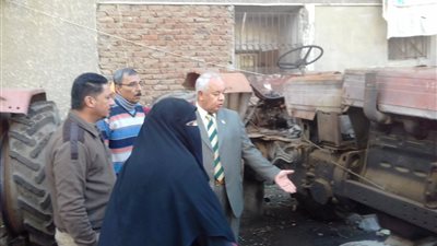 صور| رئيس مدينة بلقاس يتابع أعمال تصليح الجرارات الزراعية