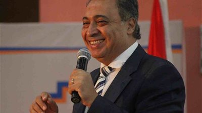 فيديو| وزير الصحة يوقف مدير مستشفى 