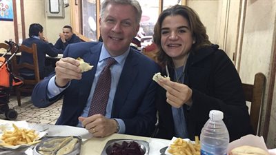 سفير كندا يزور مدرسة بإسكندرية