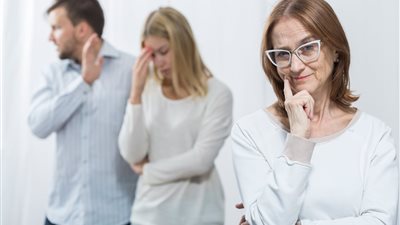 للمتزوجات حديثاً.. 4 طرق لمنع حماتك من التدخل في حياتك الزوجية