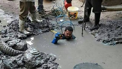 محمد إبراهيم.. أشهر غطاس مجاري بالقليوبية لـ