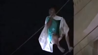 فيديو| رجل متهور يتسلق سلك كهرباء.. والسبب غريب!!
